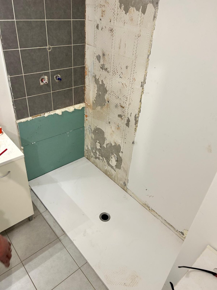 Pendant : receveur extra-plat posé et cloison préparée pour l'habillage — FPC Lyon
