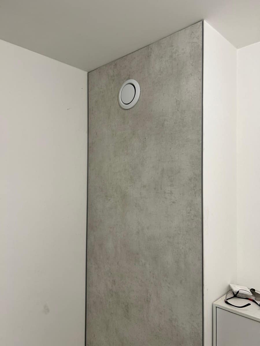Après : finition des panneaux muraux jusqu'au plafond avec bouche de ventilation intégrée — FPC Lyon