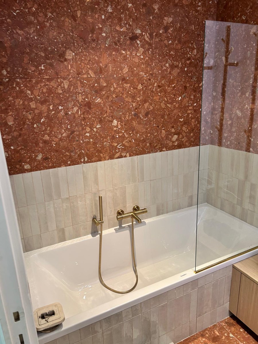 Baignoire avec pare-bain et mur en terrazzo rouge — FPC Lyon