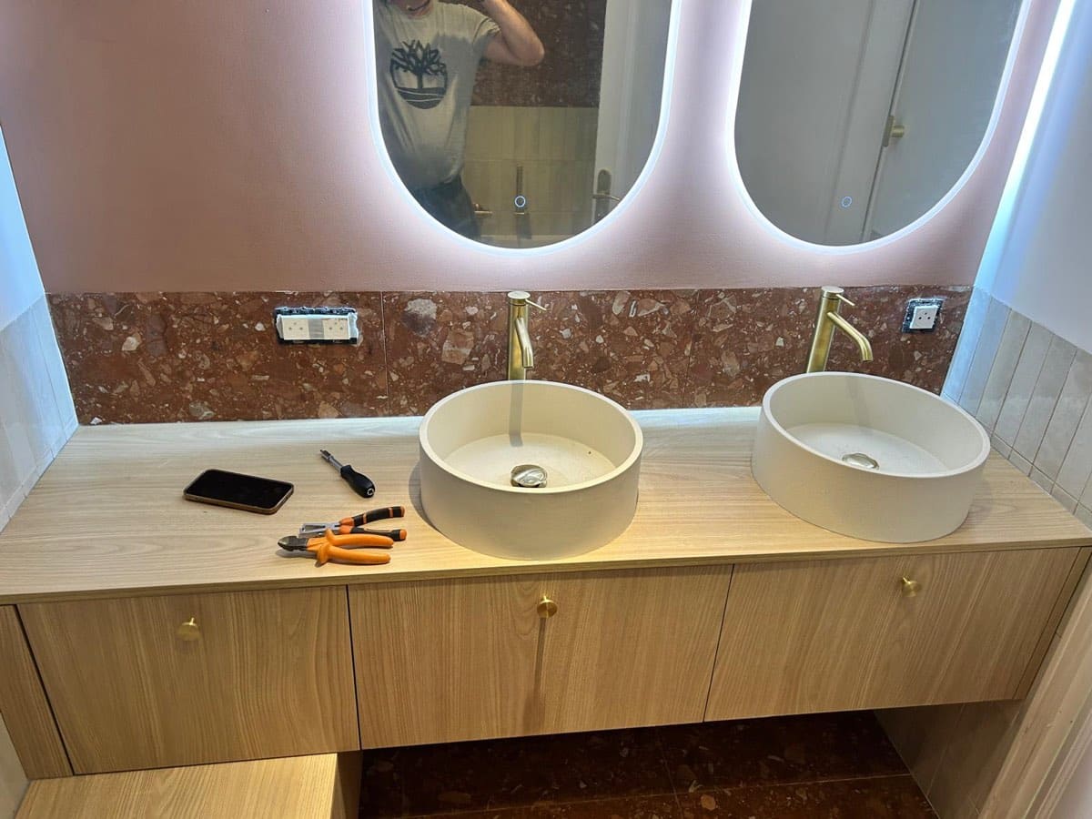 Double vasque à poser, miroirs LED et meuble en chêne — FPC Lyon